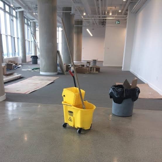 Limpeza pós-obra de sala comercial em fase de acabamento