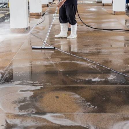 Lavagem de piso de garagem com água e detergente