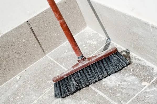 Varrição de poeira pesada de obra em piso recém-construído